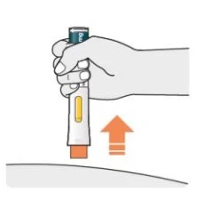 A hand holds a white and yellow injection pen with an orange arrow pointing toward the