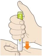 Una mano stringe un dispositivo medico cilindrico bianco e verde premendolo contro la pelle del braccio seguendo una freccia arancione verso il basso