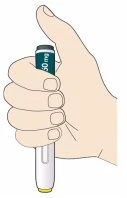 Una mano tiene verticalmente una penna iniettiva bianca e blu con la scritta 50 mg per l'iniezione