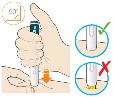 Mano che impugna un autoiniettore a 90 gradi sulla pelle con freccia arancione verso il basso e due cerchi che mostrano il corretto posizionamento