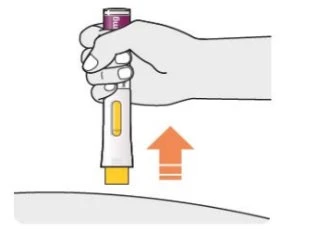 Una mano impugna una penna iniettore verticale sopra la pelle con una freccia arancione rivolta verso il basso