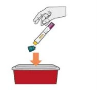 Una mano tiene un tubetto di crema e lo inserisce all'interno di un contenitore