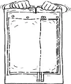 Schematic black and white drawing of a medical infusion bag held at the top by two hands, with tubing at the base