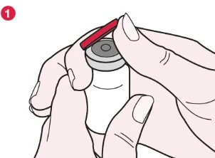 Due mani tengono un flacone bianco e rimuovono il tappo protettivo rosso dalla parte superiore del contenitore con il pollice e l'indice