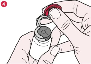 Due mani tengono un flacone bianco mentre la mano destra solleva un tappo protettivo rosso munito di anello di plastica per rimuoverlo