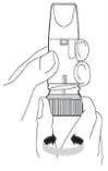 Disegno tecnico che mostra una mano che impugna un dispositivo medico con due dita che ruotano la base verso il basso