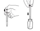Disegno tecnico che mostra due mani che impugnano una siringa per aspirare il liquido da un flaconcino di vetro tramite un ago