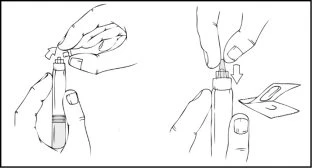 Disegno tecnico che mostra due mani che rimuovono il cappuccio protettivo da una penna iniettiva mediante un movimento verso il basso
