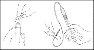 Disegno tecnico che mostra le mani che rimuovono il cappuccio da una penna iniettore e la successiva impugnatura per l'uso