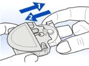 Due mani tengono un dispositivo medico bianco con frecce blu numerate 1 e 2 che indicano il movimento di apertura e chiusura del coperchio