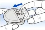Due mani tengono un dispositivo medico bianco e trasparente mentre una freccia blu indica il movimento di apertura del coperchio verso sinistra