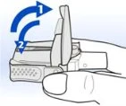 Illustrazione medica con frecce blu numerate che indicano il movimento di apertura e chiusura di una leva su un dispositivo medico manuale