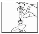 Una mano tiene una siringa con ago puntato verso il collo di un piccolo flacone di vetro tenuto dall'altra mano