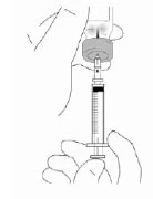 Disegno schematico di una mano che impugna una siringa per iniettare un farmaco nella parte superiore del braccio di una persona