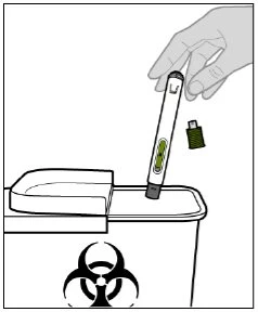 Una mano tiene una penna iniettiva sopra un contenitore per rifiuti biologici con il simbolo di rischio biologico nero su fondo bianco
