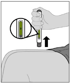 Una mano impugna un autoiniettore sopra la spalla di una persona con un ingrandimento che mostra il livello del liquido verde nel dispositivo