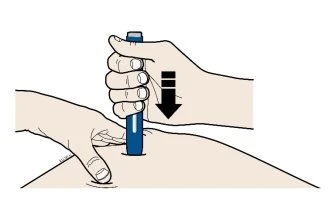 Una mano stringe una penna iniettiva blu e la preme verticalmente verso il basso sulla pelle dell'area di iniezione