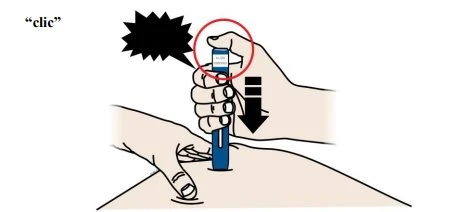 Una mano preme il pulsante superiore di un autoiniettore blu sulla coscia mentre un dito preme verso il basso con un suono 'clic' indicato