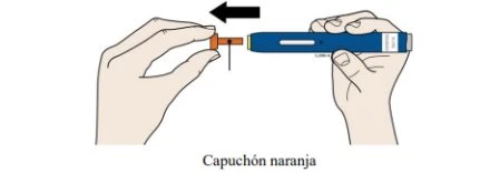 Due mani rimuovono il tappo arancione da una penna iniettiva blu tramite una freccia nera che indica il movimento verso sinistra