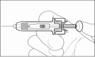 Disegno tecnico di una mano che impugna una siringa con sezione trasversale che mostra lo stantuffo e il liquido all'interno