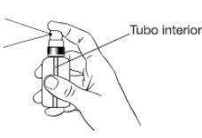 Una mano tiene un flaconcino con un tubo interno e delle linee che indicano la parte superiore del contenitore per l'