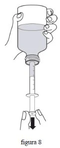 Due mani tengono un flacone di liquido mentre una siringa viene inserita nel collo del contenitore con una freccia che indica il movimento verso il basso