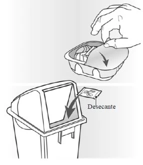 A hand inserting a pouch labeled Desecante