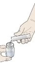 Una mano versa un contenuto bianco da una fiala cilindrica trasparente in un piccolo contenitore di vetro aperto tenuto dall'altra mano
