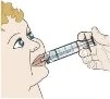 Illustrazione di un bambino con capelli biondi che riceve del liquido dalla bocca tramite una siringa senza ago tenuta da una mano