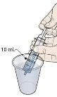 Mani che tengono una siringa inclinata sopra un bicchiere trasparente con una linea che indica il livello dei 10 mL