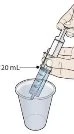 Una mano tiene una siringa graduata con indicazione di 20 mL sopra un bicchiere di plastica trasparente per il prelievo del liquido