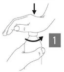 Disegno tecnico che mostra una mano che preme verso il basso