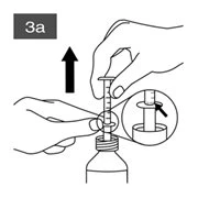 Disegno tecnico che mostra due mani che estraggono il pistone di una siringa da un flacone di medicinale con una freccia nera rivolta verso l'alto