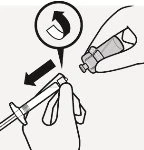 Disegno tecnico che mostra due mani che ruotano un flaconcino di farmaco per collegarlo a una siringa seguendo una freccia circolare nera