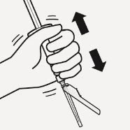 Disegno in bianco e nero di una mano che impugna una penna iniettore con due frecce nere che indicano un movimento verticale su e giù