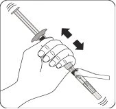 Una mano impugna una siringa con un movimento di scorrimento avanti e indietro indicato da due frecce nere parallele