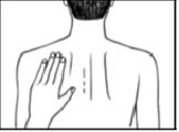 Disegno in bianco e nero del busto di una persona vista di schiena con una mano che tocca la parte superiore della schiena sinistra