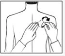 Disegno schematico di un busto umano con due mani che applicano un cerotto sulla spalla sinistra seguendo una freccia curva verso il basso