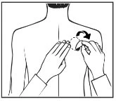 Disegno stilizzato di una persona di schiena mentre applica un cerotto sulla spalla destra con un movimento rotatorio indicato da una freccia curva