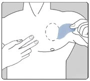 Disegno schematico di un torso maschile con una mano che indica il petto e l'area del cuore