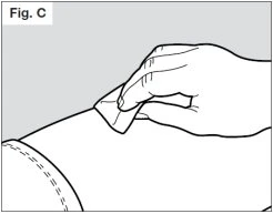 Una mano applica un cerotto adesivo sulla parte superiore di un braccio nudo con una manica di camicia visibile in basso a sinistra
