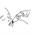 Disegno a linee nere che mostra una mano che tiene una penna iniettore appoggiata contro la parte superiore della guancia di un volto