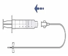 Schema tecnico di una siringa con stantuffo e un tubo flessibile collegato a un connettore con una freccia blu che indica la direzione di inserimento