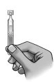 Una mano tiene verticalmente una fiala di vetro contenente un liquido trasparente per la somministrazione del farmaco