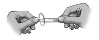 Due mani tengono saldamente un contenitore cilindrico trasparente per separare o aprire un componente circolare mediante una leggera torsione