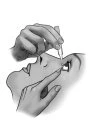 Disegno in bianco e nero di una persona che inserisce un dispositivo medico in bocca mentre una mano sostiene il mento per stabilizzarlo