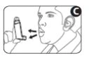 Disegno in bianco e nero di un uomo che tiene un inalatore vicino alla bocca aperta per assumere il farmaco con due frecce direzionali