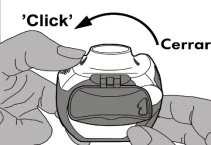 Due mani tengono un dispositivo medico bianco e grigio mentre una freccia curva indica il movimento di chiusura verso il suono Click