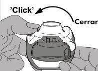 Due mani che ruotano il coperchio di un dispositivo medico verso sinistra con la scritta Cerrar e una freccia che indica il movimento verso il Click