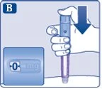 Una mano impugna una penna iniettrice con una freccia blu rivolta verso il basso e un dettaglio che mostra il dosaggio a 0 mg